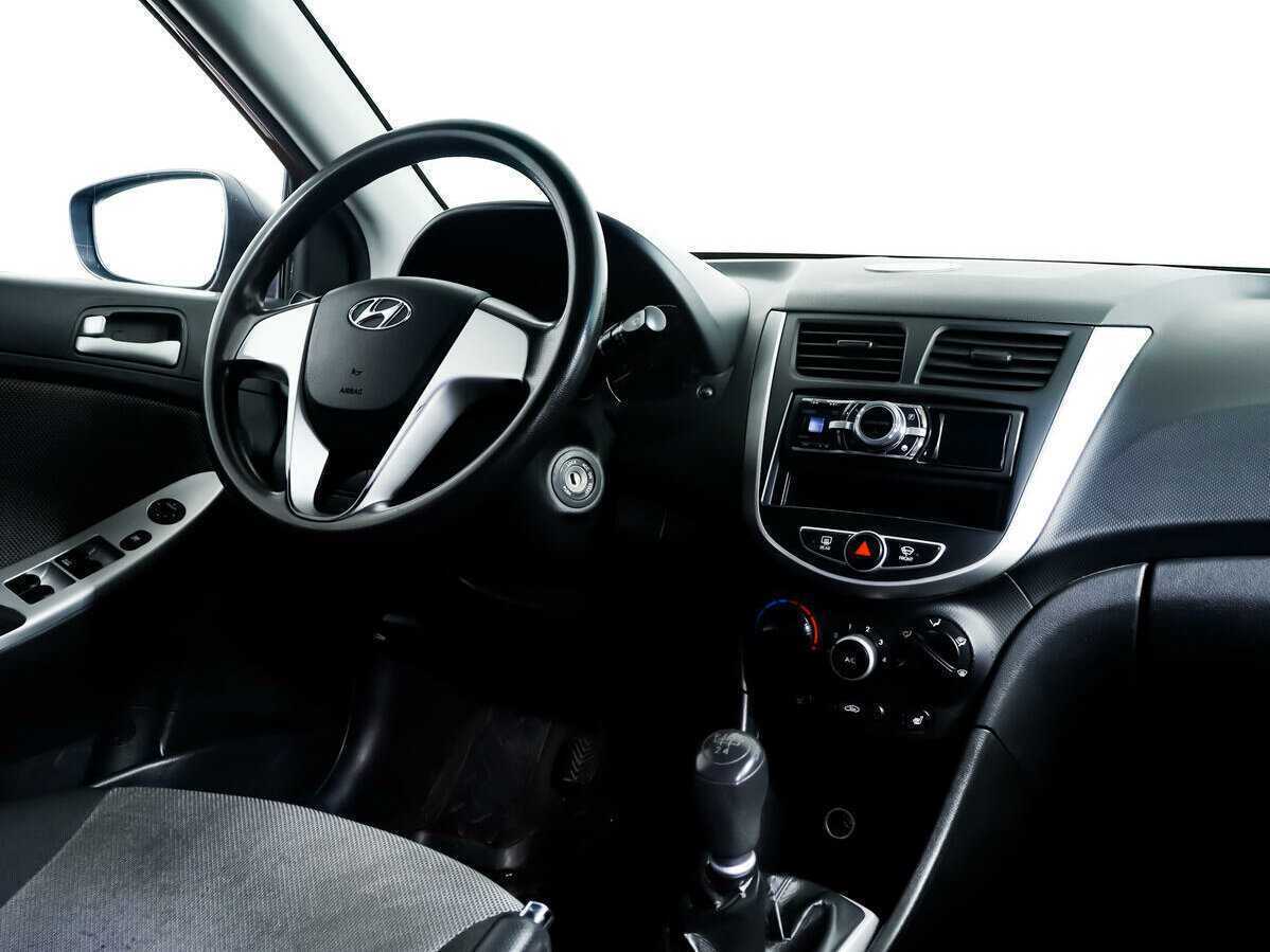 Hyundai Solaris с пробегом — 2012 год. Фото: #8