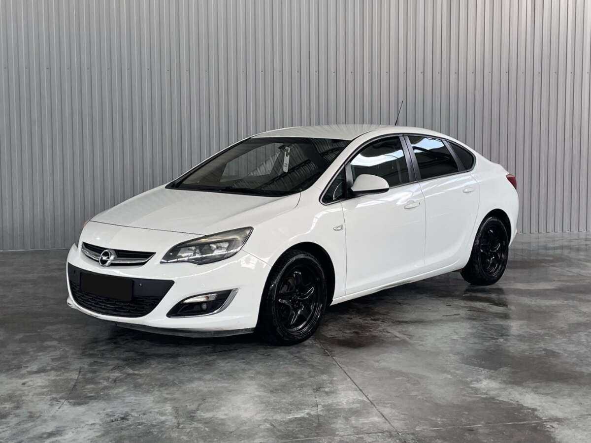 Opel Astra с пробегом — 2013 год. Фото: #0