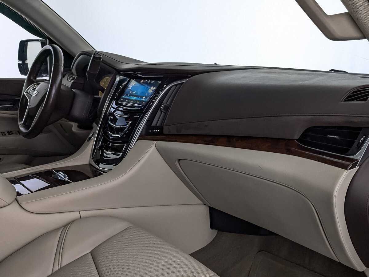 Cadillac Escalade с пробегом — 2015 год. Фото: #12