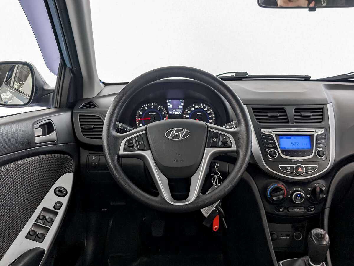 Hyundai Solaris с пробегом — 2011 год. Фото: #13