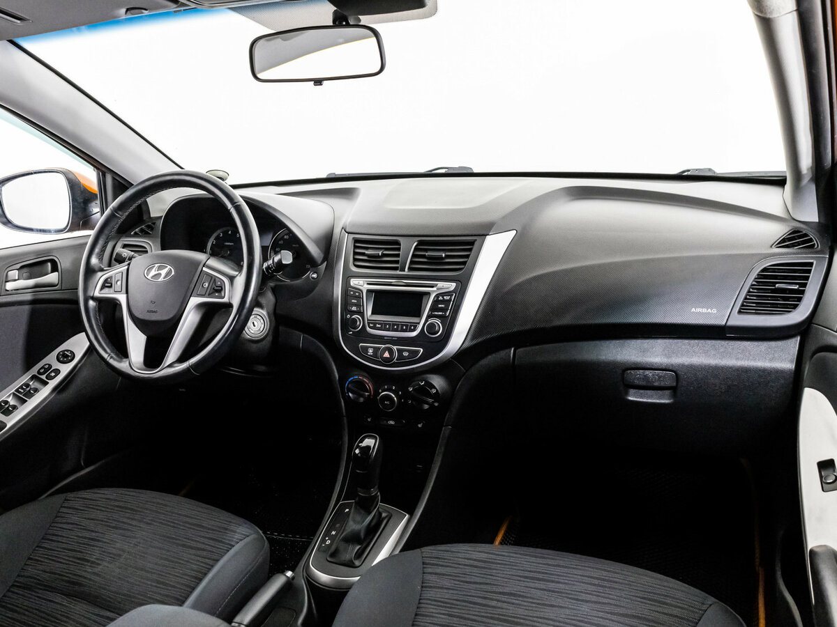Hyundai Solaris с пробегом — 2014 год. Фото: #6