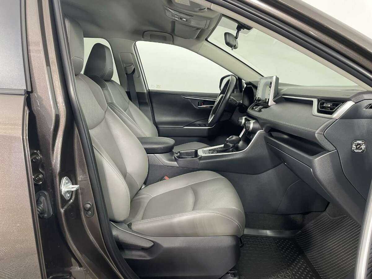 Toyota RAV4 с пробегом — 2019 год. Фото: #12