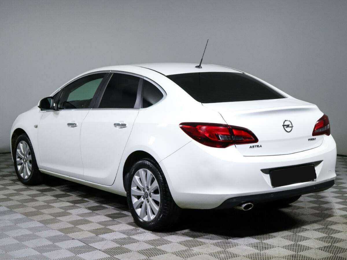 Opel Astra с пробегом — 2013 год. Фото: #6