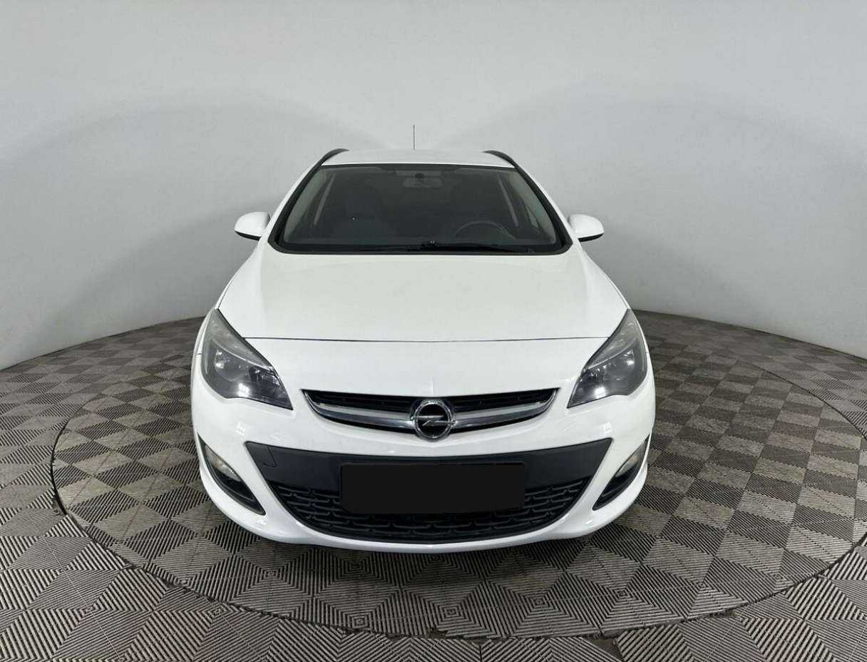 Opel Astra с пробегом — 2013 год. Фото: #1