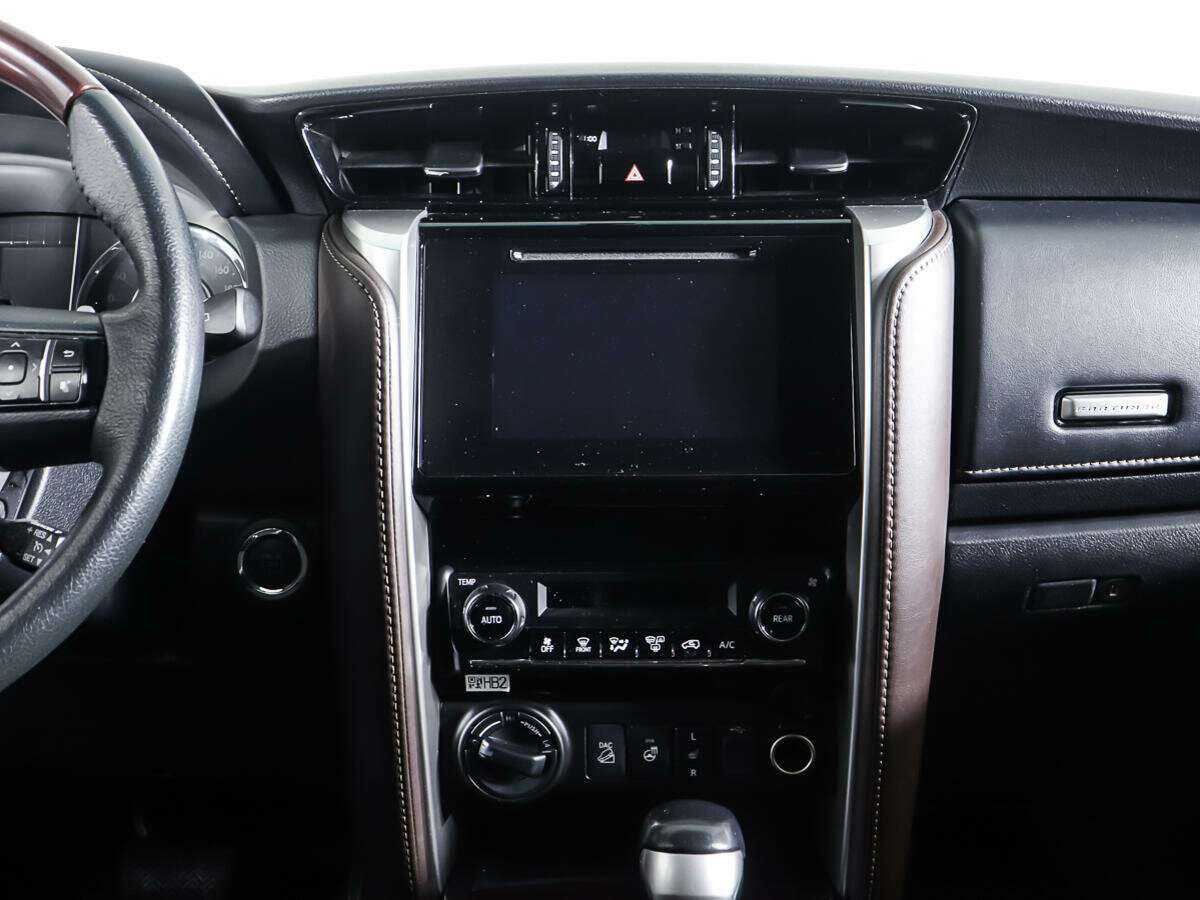 Toyota Fortuner с пробегом — 2017 год. Фото: #11
