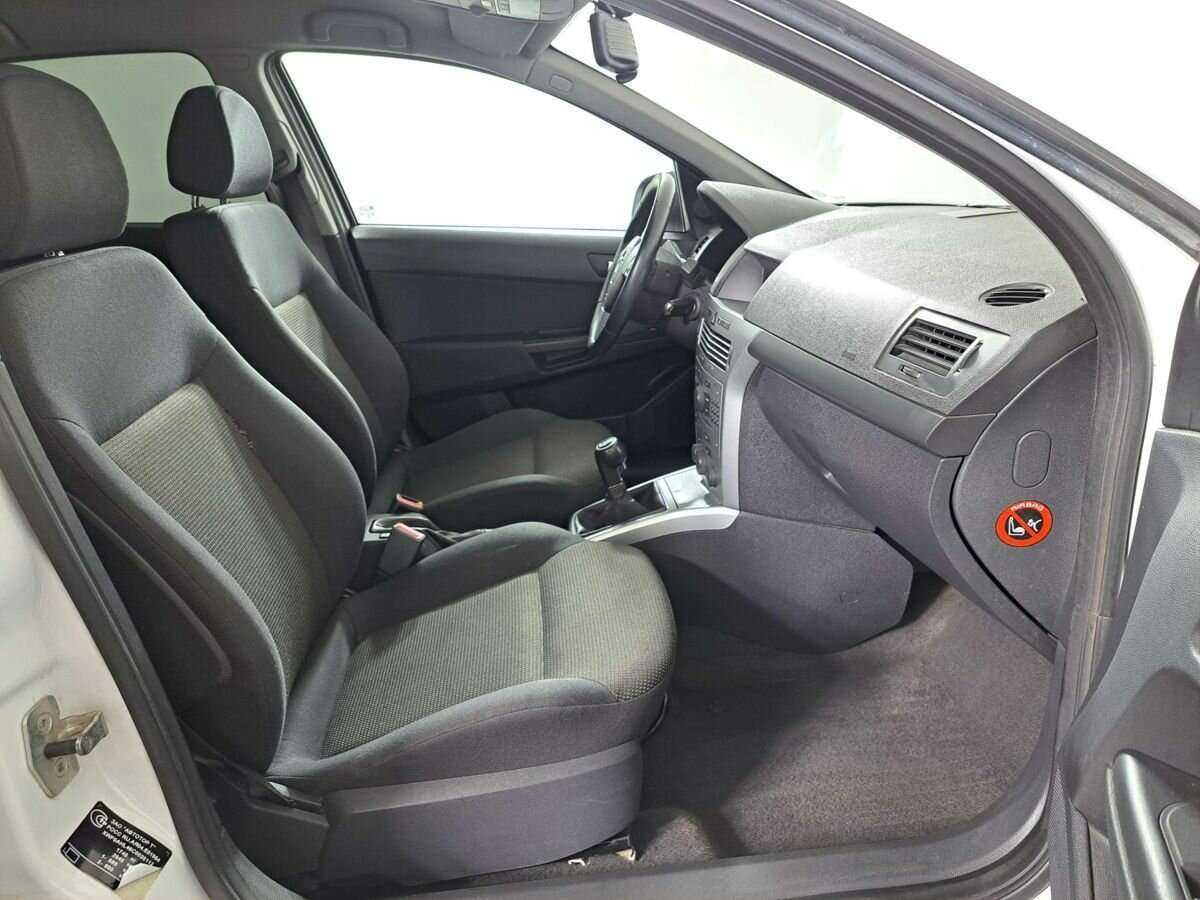 Opel Astra с пробегом — 2012 год. Фото: #8
