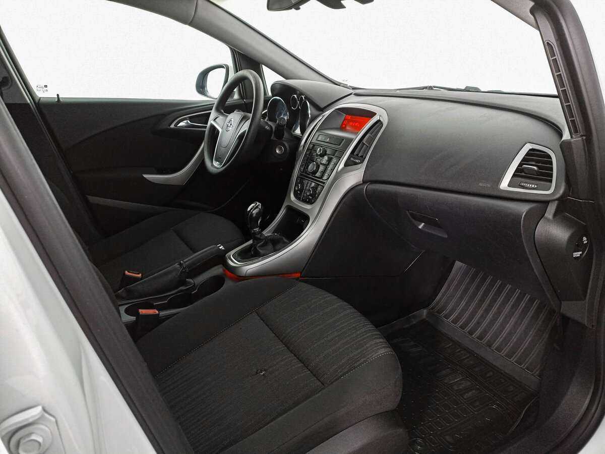 Opel Astra с пробегом — 2011 год. Фото: #10