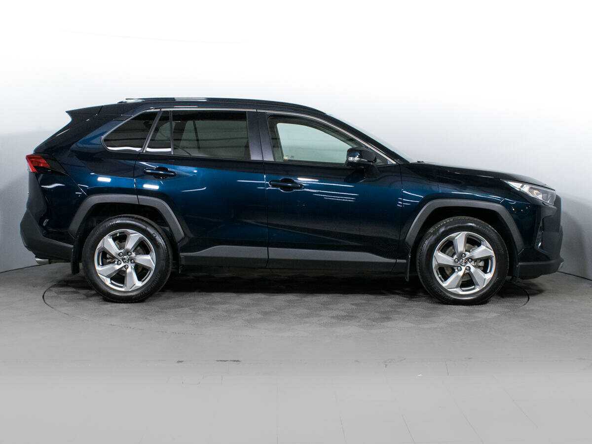 Toyota RAV4 с пробегом — 2020 год. Фото: #1