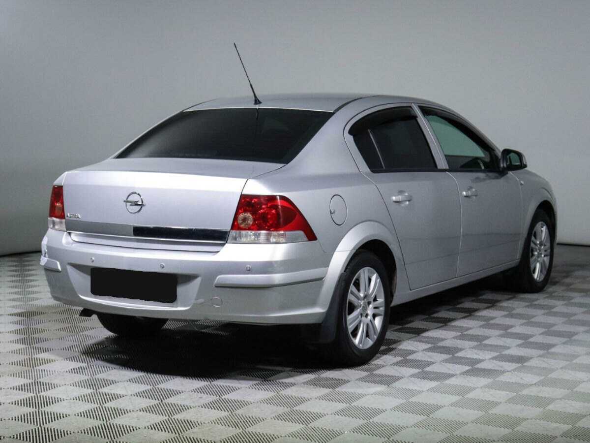 Opel Astra с пробегом — 2011 год. Фото: #4