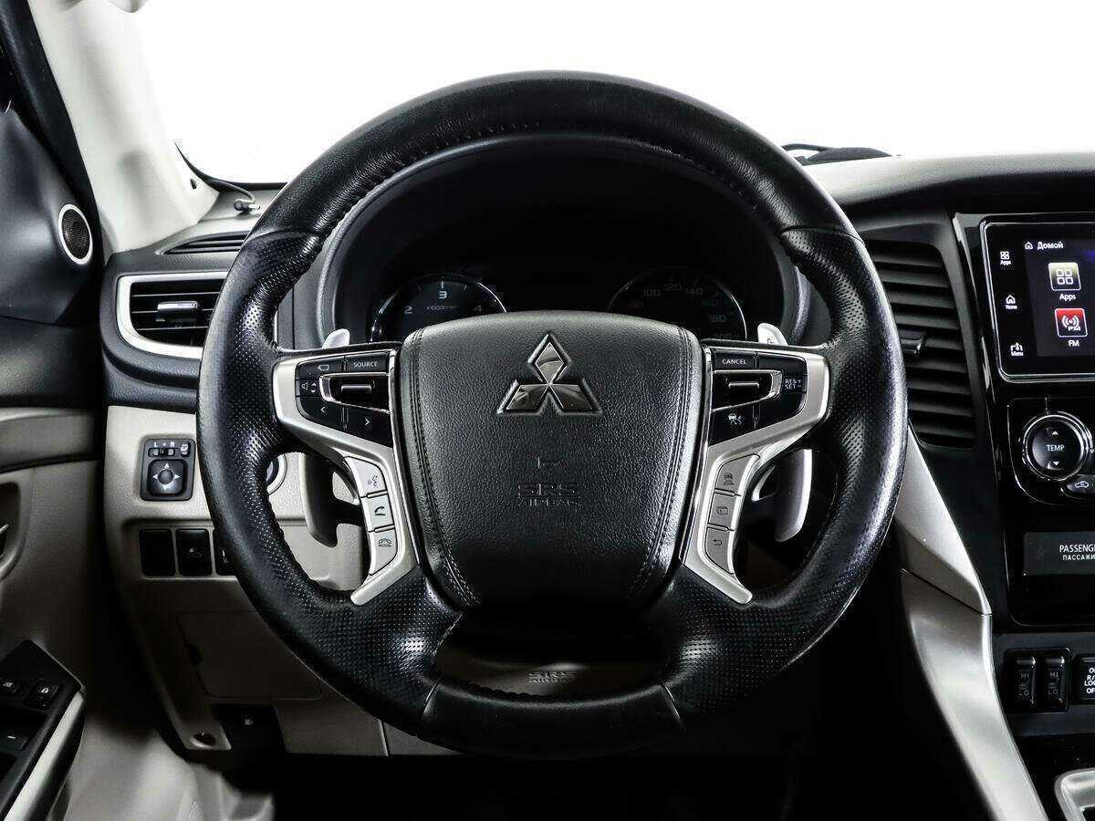 Mitsubishi Pajero Sport с пробегом — 2017 год. Фото: #15