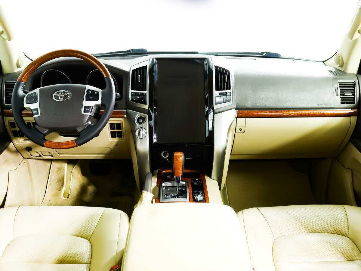Toyota Land Cruiser с пробегом — 2012 год. Фото: #10