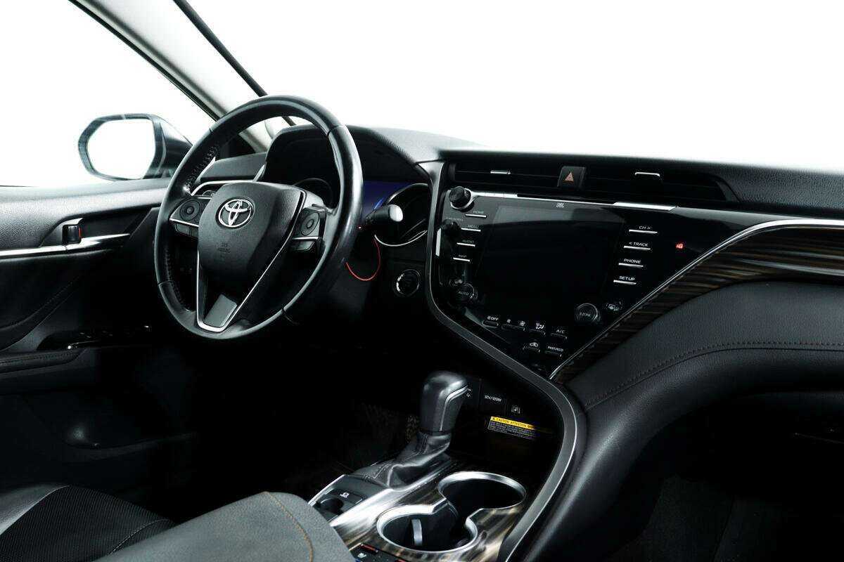 Toyota Camry с пробегом — 2018 год. Фото: #8