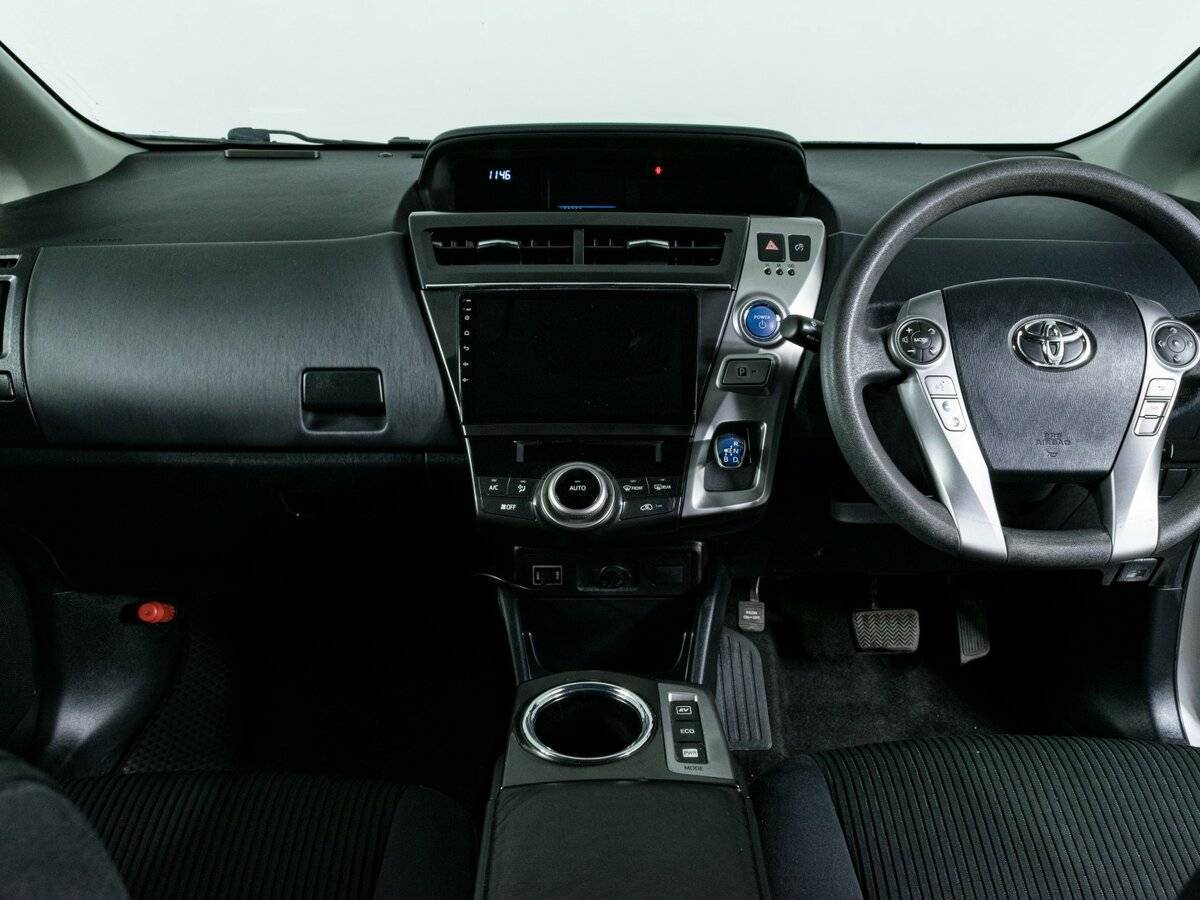 Toyota Prius Alpha с пробегом — 2017 год. Фото: #10