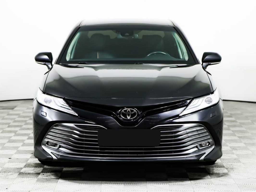 Toyota Camry с пробегом — 2018 год. Фото: #1