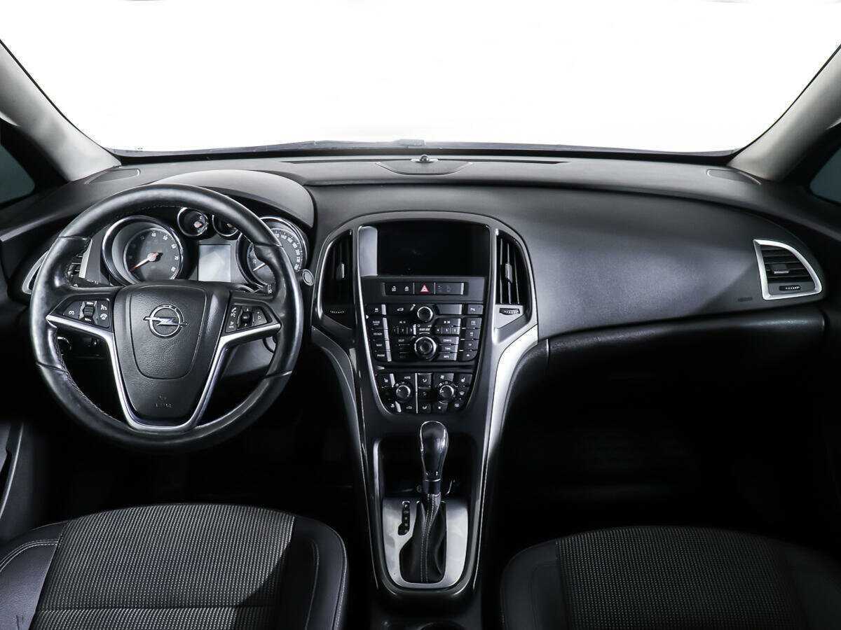 Opel Astra с пробегом — 2013 год. Фото: #9