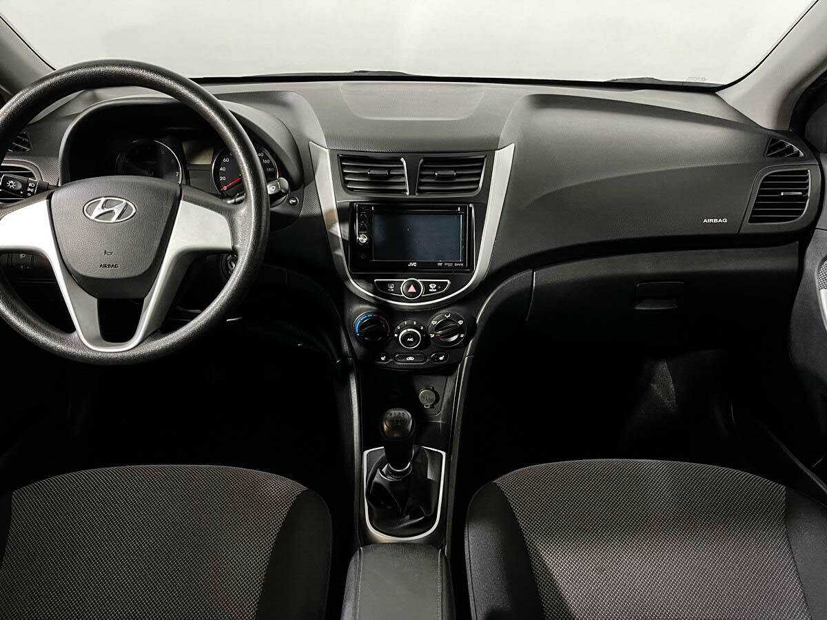Hyundai Solaris с пробегом — 2012 год. Фото: #11
