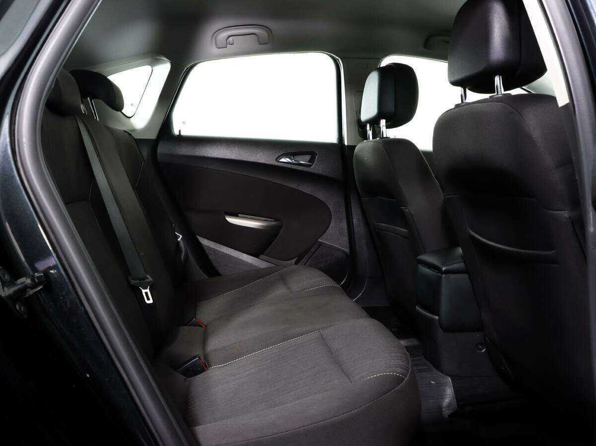 Opel Astra с пробегом — 2011 год. Фото: #12