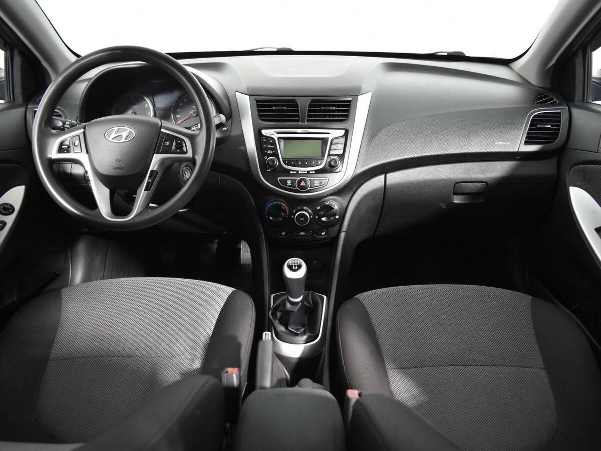 Hyundai Solaris с пробегом — 2011 год. Фото: #10