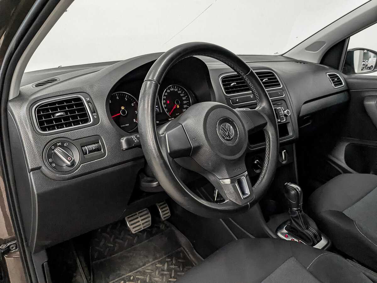 Volkswagen Polo с пробегом — 2011 год. Фото: #11