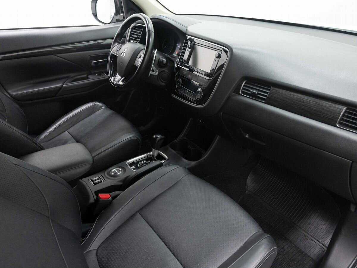 Mitsubishi Outlander с пробегом — 2016 год. Фото: #12