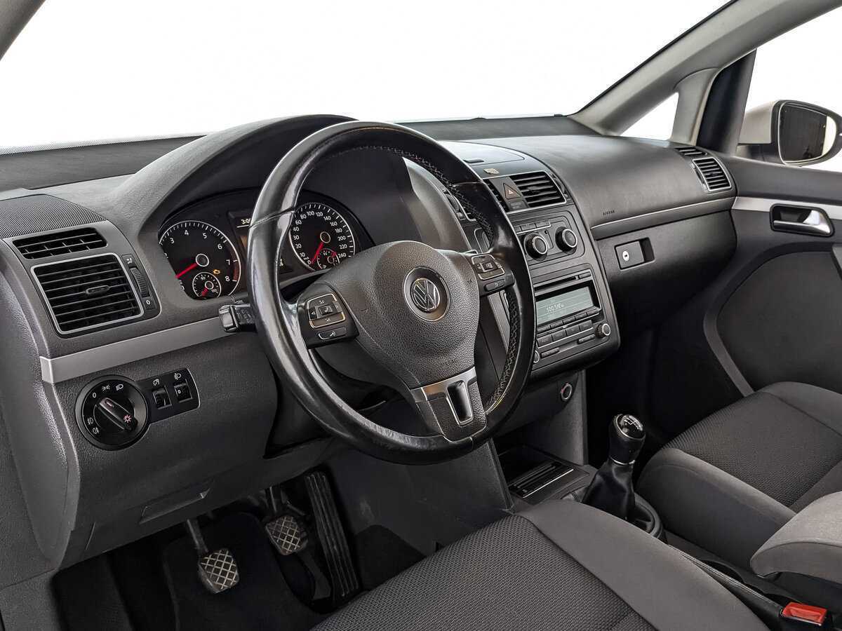 Volkswagen Touran с пробегом — 2012 год. Фото: #10