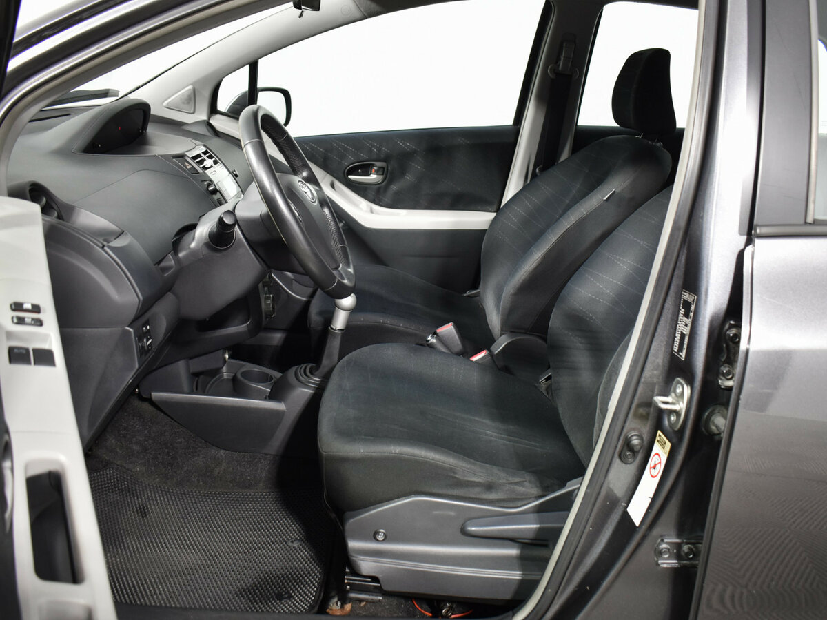 Toyota Yaris с пробегом — 2008 год. Фото: #9