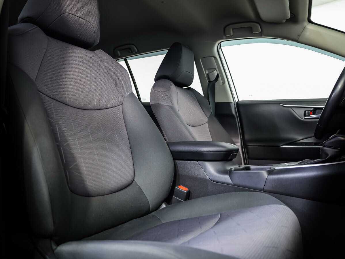 Toyota RAV4 с пробегом — 2020 год. Фото: #7
