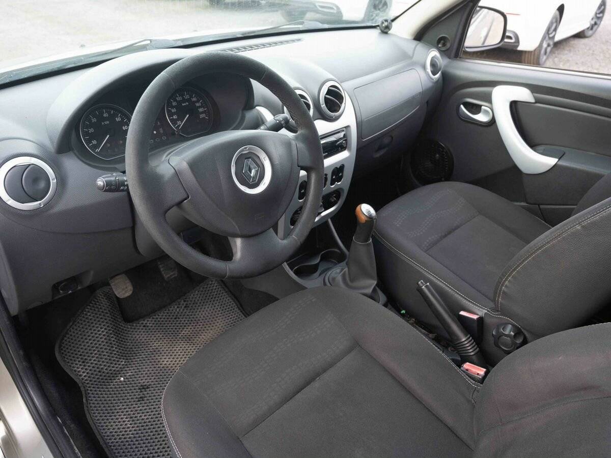 Renault Sandero с пробегом — 2011 год. Фото: #7