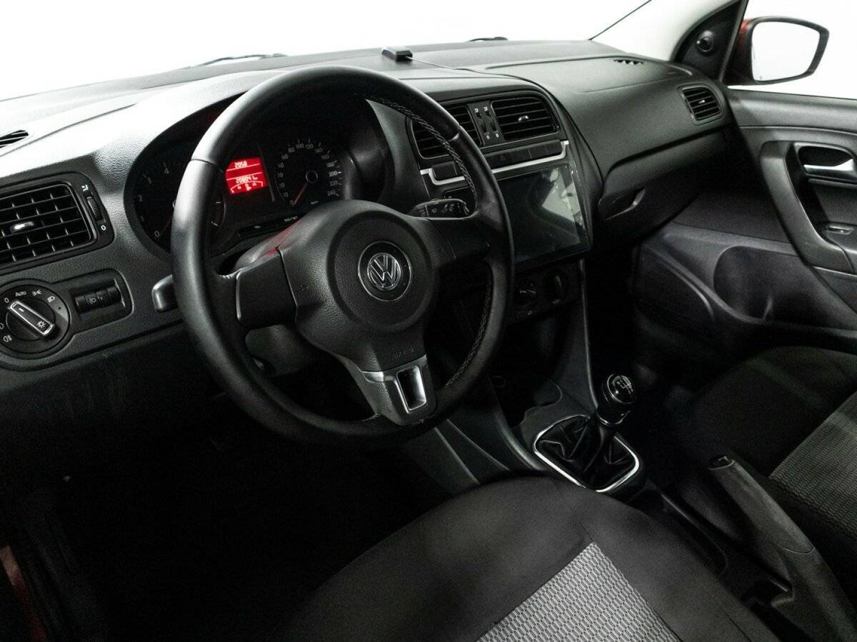 Volkswagen Polo с пробегом — 2010 год. Фото: #10