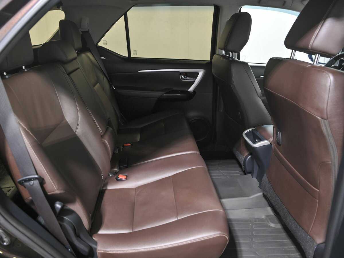 Toyota Fortuner с пробегом — 2017 год. Фото: #18