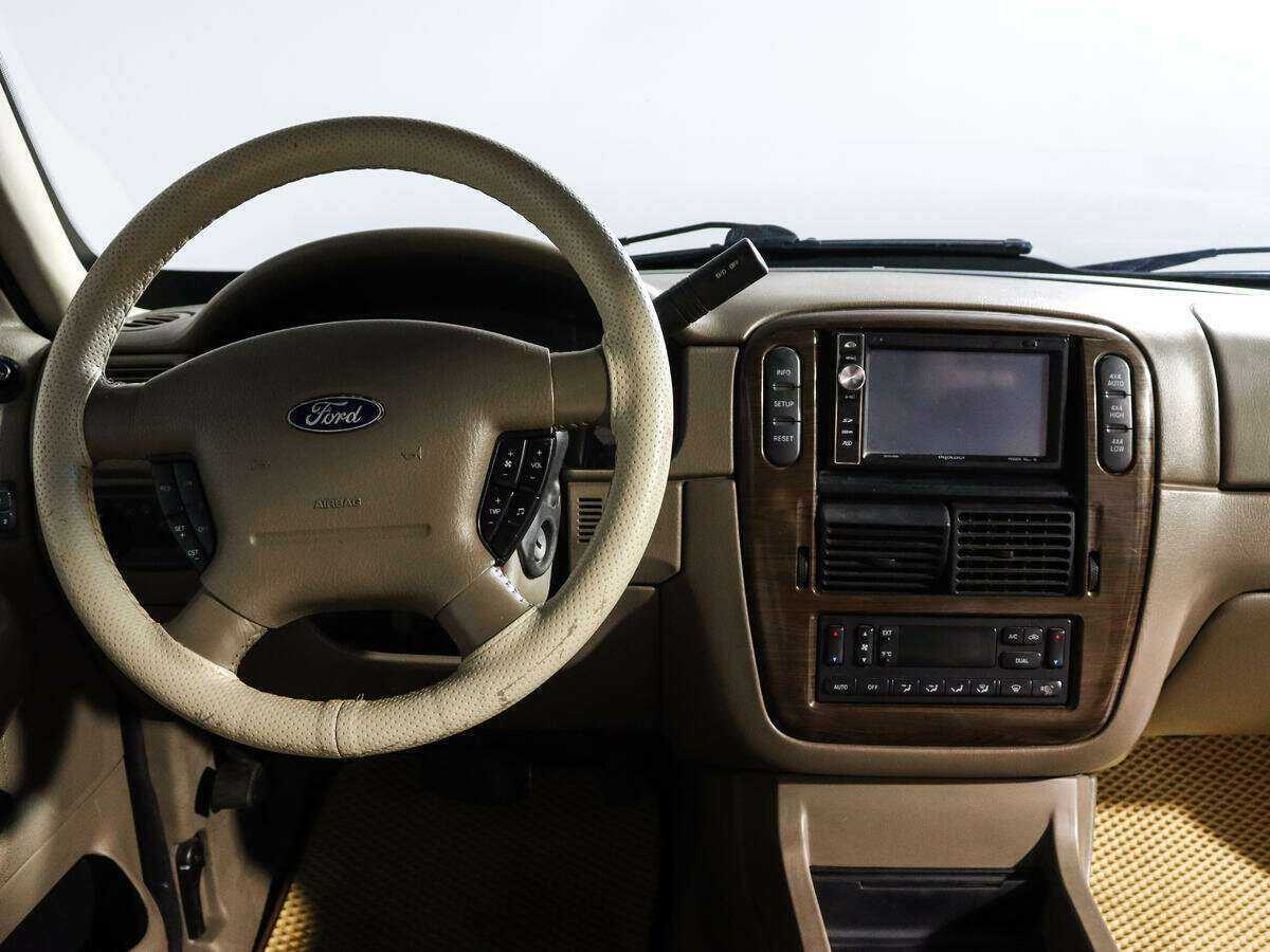 Ford Explorer с пробегом — 2002 год. Фото: #9