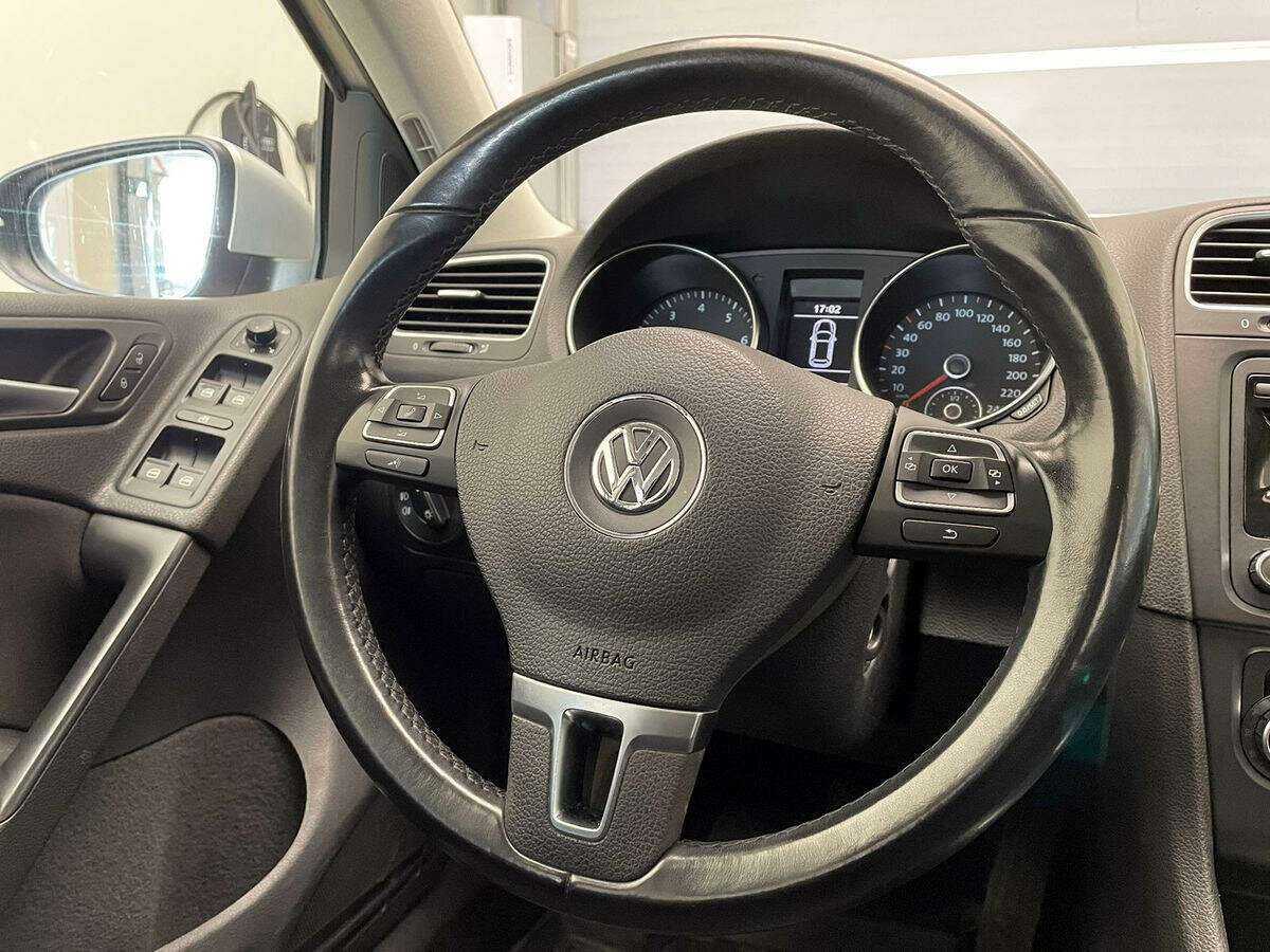 Volkswagen Golf с пробегом — 2010 год. Фото: #9