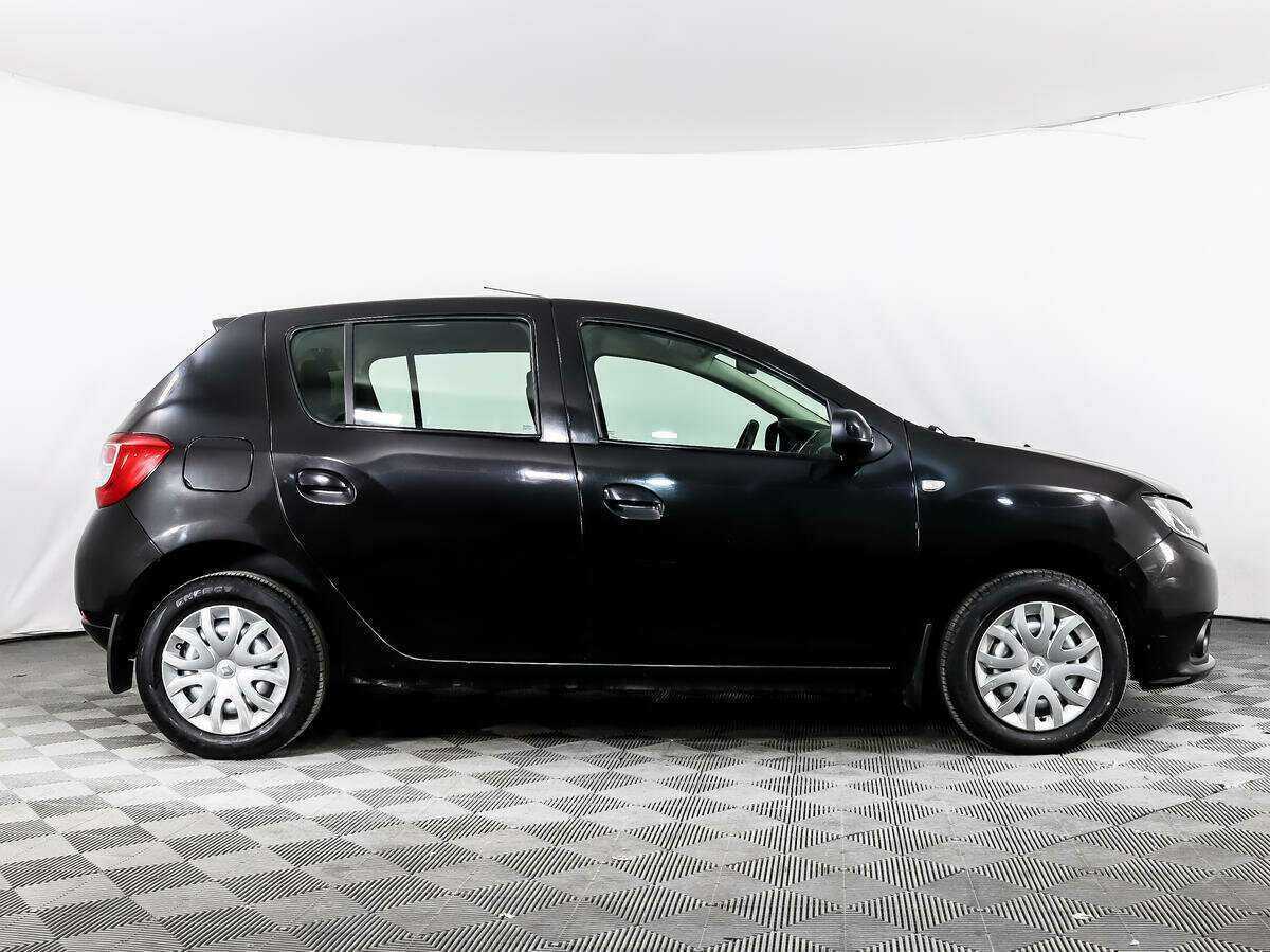 Renault Sandero с пробегом — 2015 год. Фото: #3