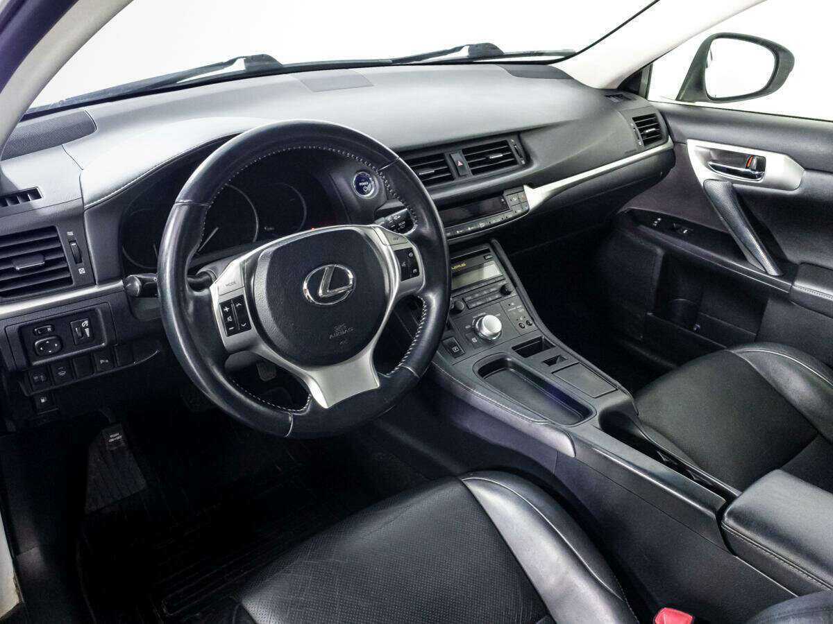 Lexus CT с пробегом — 2012 год. Фото: #10