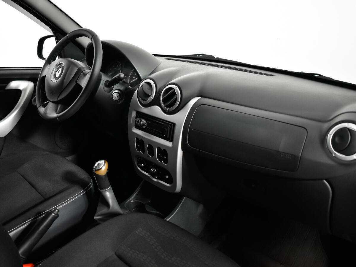 Renault Sandero с пробегом — 2012 год. Фото: #8
