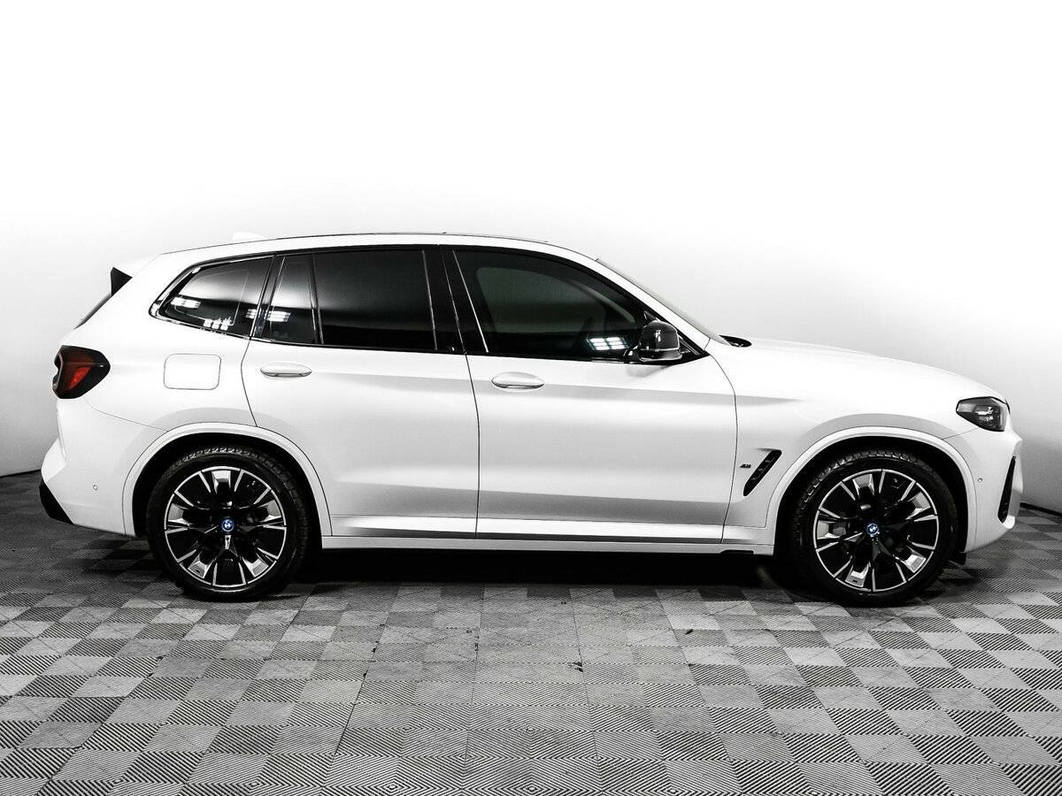 BMW iX3 с пробегом — 2023 год. Фото: #3
