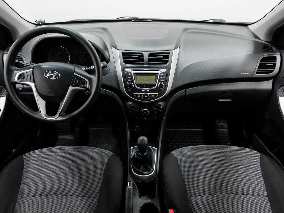 Hyundai Solaris с пробегом — 2011 год. Фото: #10