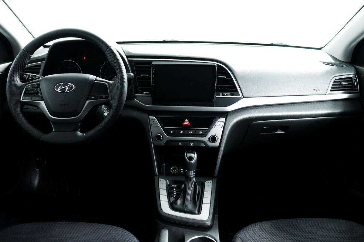 Hyundai Elantra с пробегом — 2018 год. Фото: #10