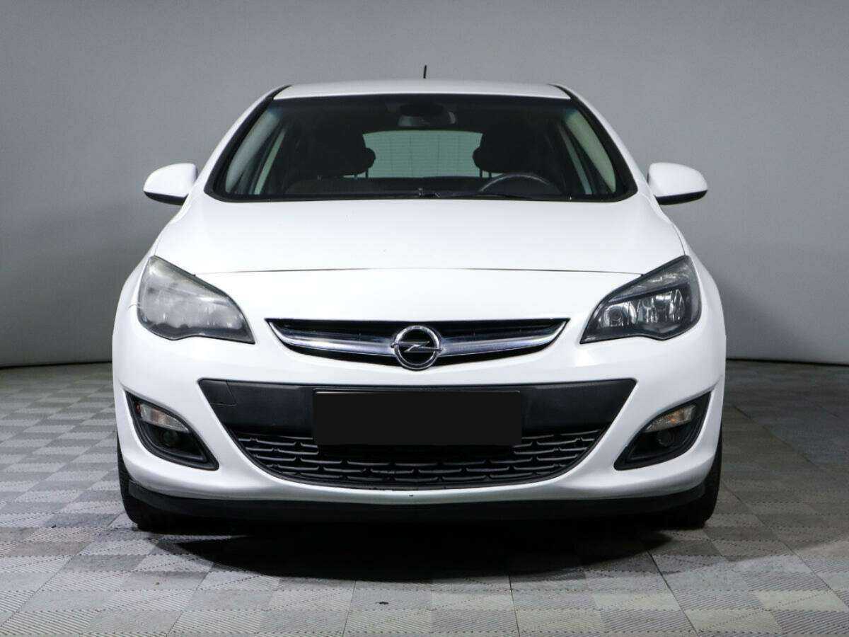 Opel Astra с пробегом — 2012 год. Фото: #1
