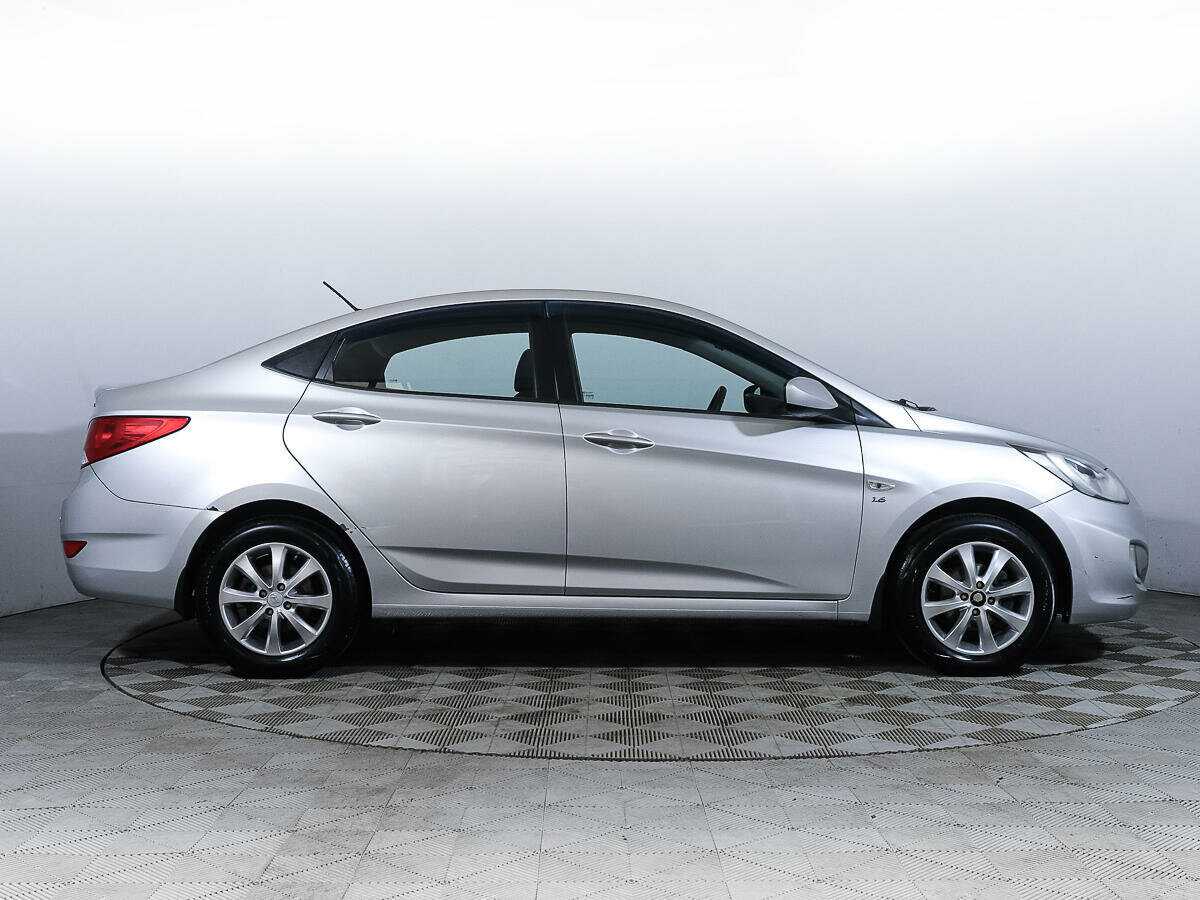 Hyundai Solaris с пробегом — 2012 год. Фото: #2