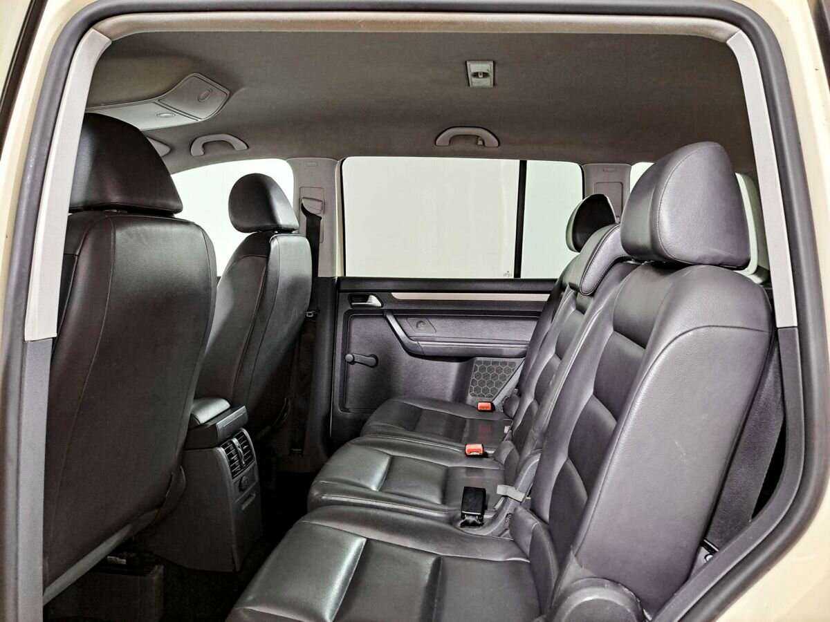 Volkswagen Touran с пробегом — 2010 год. Фото: #9