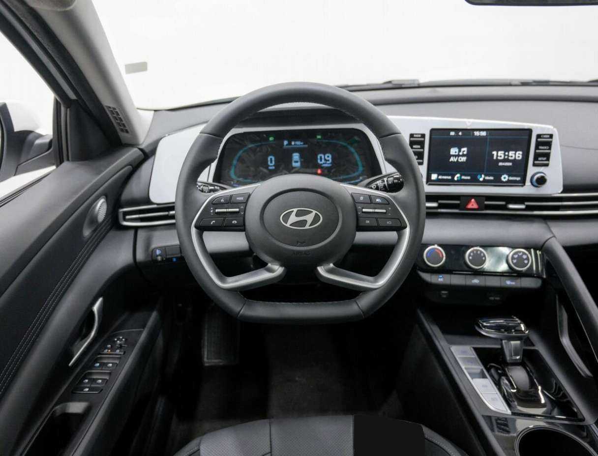Hyundai Elantra с пробегом — 2023 год. Фото: #11
