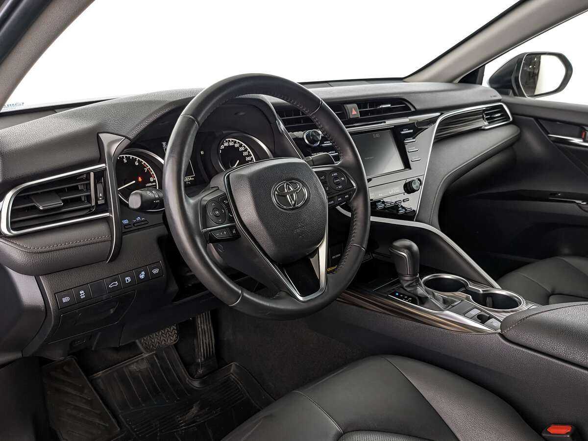 Toyota Camry с пробегом — 2018 год. Фото: #10