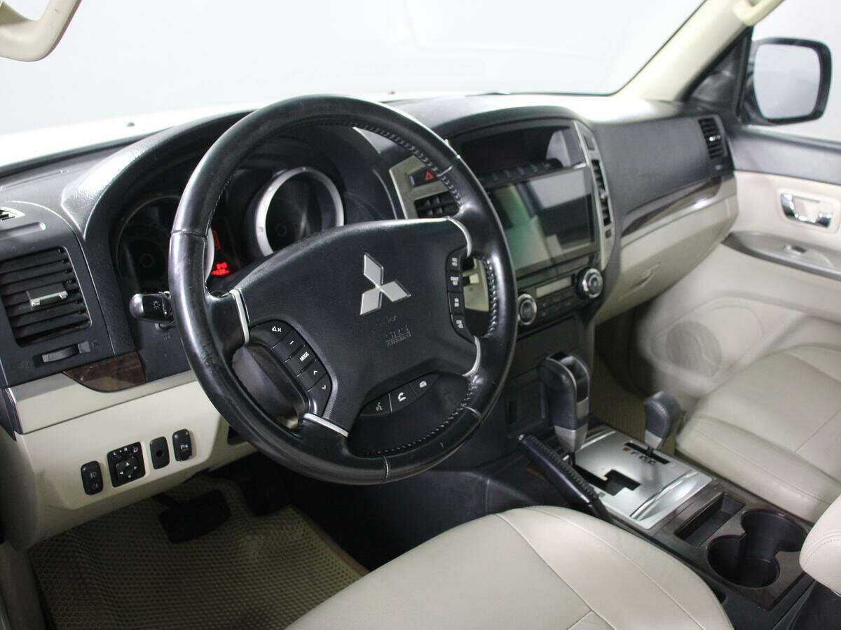 Mitsubishi Pajero с пробегом — 2017 год. Фото: #13