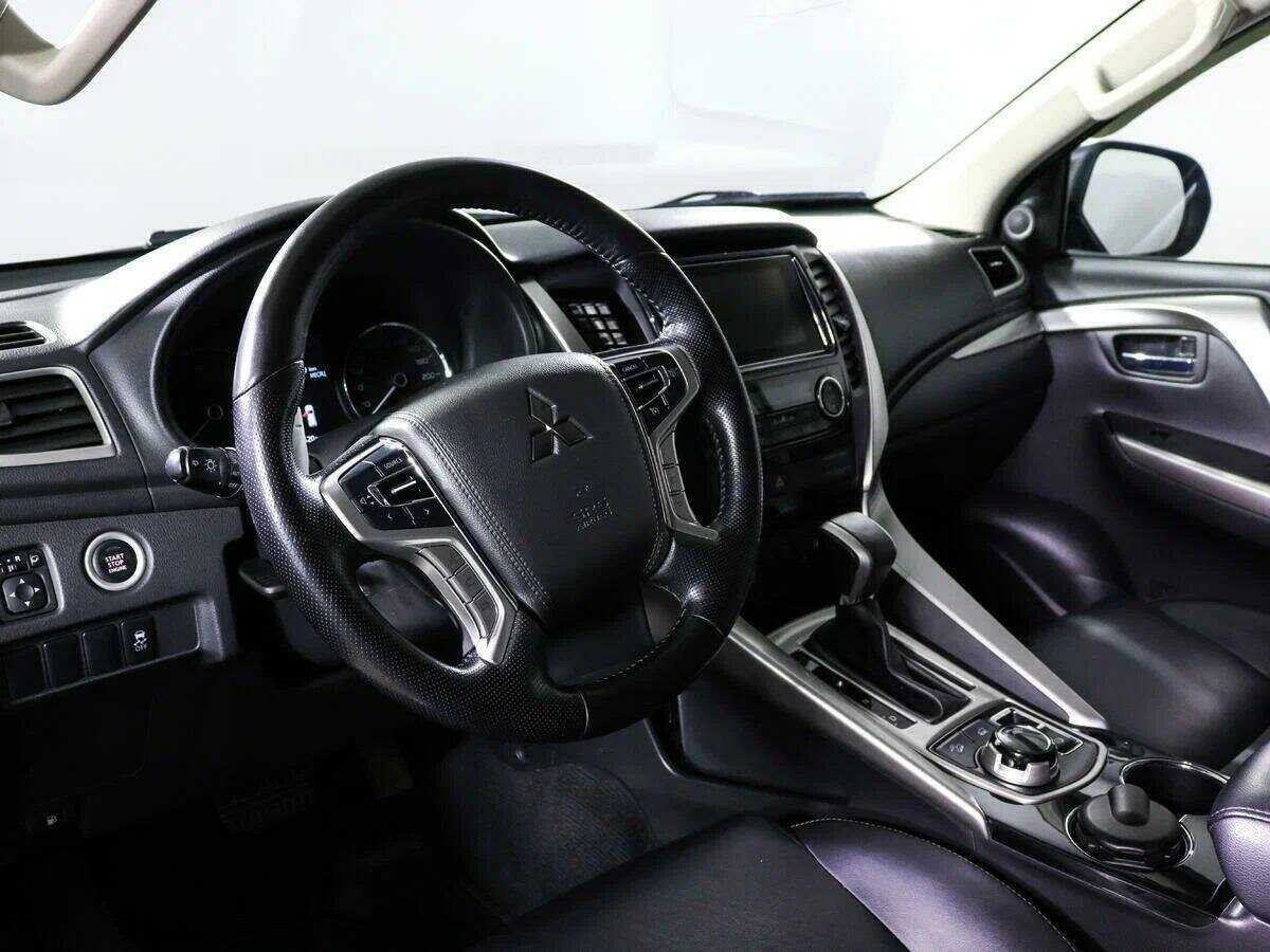 Mitsubishi Pajero Sport с пробегом — 2017 год. Фото: #11