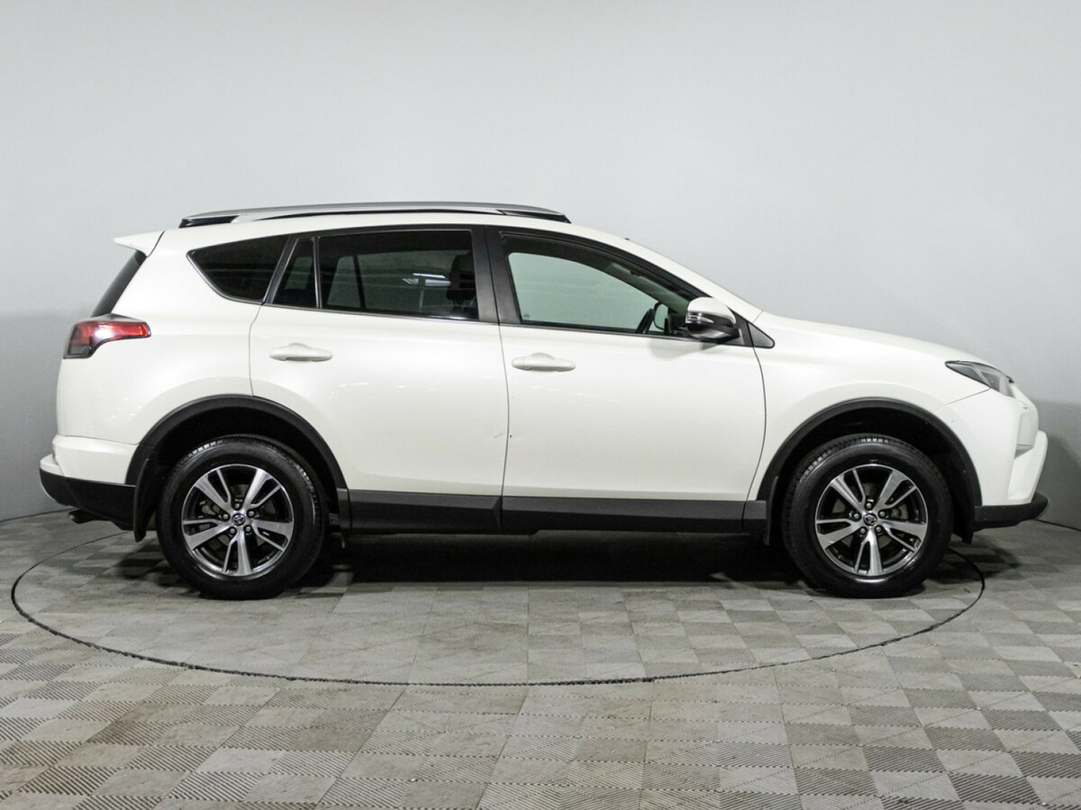 Toyota RAV4 с пробегом — 2017 год. Фото: #3