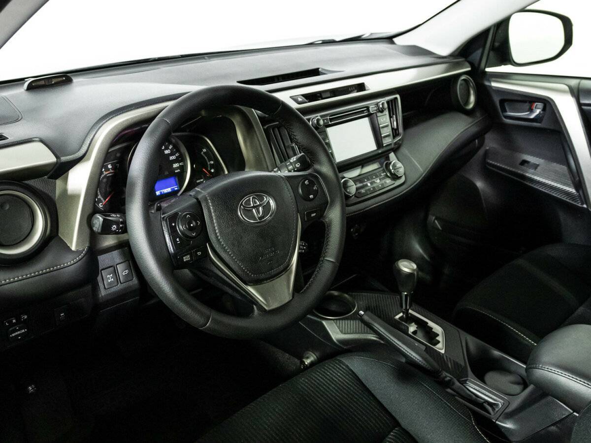 Toyota RAV4 с пробегом — 2015 год. Фото: #10