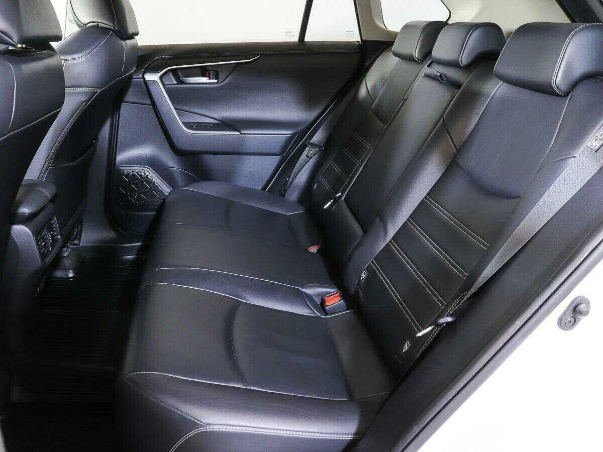 Toyota RAV4 с пробегом — 2020 год. Фото: #9
