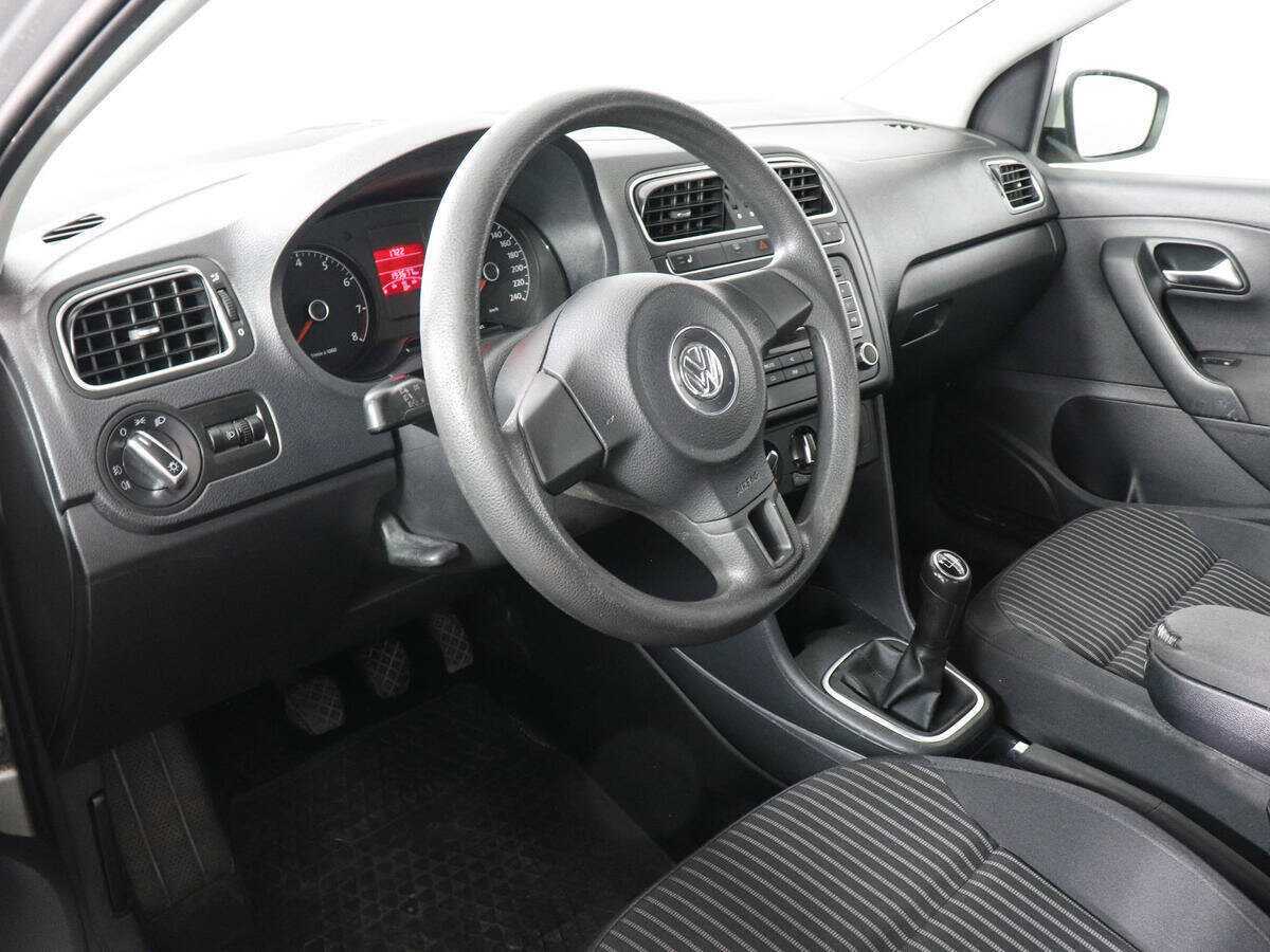 Volkswagen Polo с пробегом — 2011 год. Фото: #8