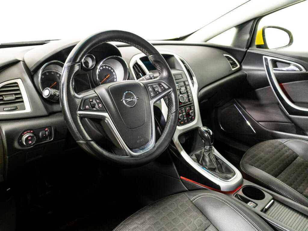 Opel Astra с пробегом — 2011 год. Фото: #10
